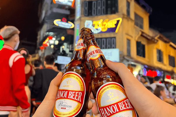 Bia Hoi Corner On Ta Hien Street Old Quarter Hanoi - Hanoi Locals Travel