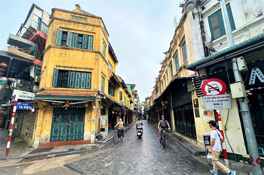 Ta Hien Beer Corner in the daytime